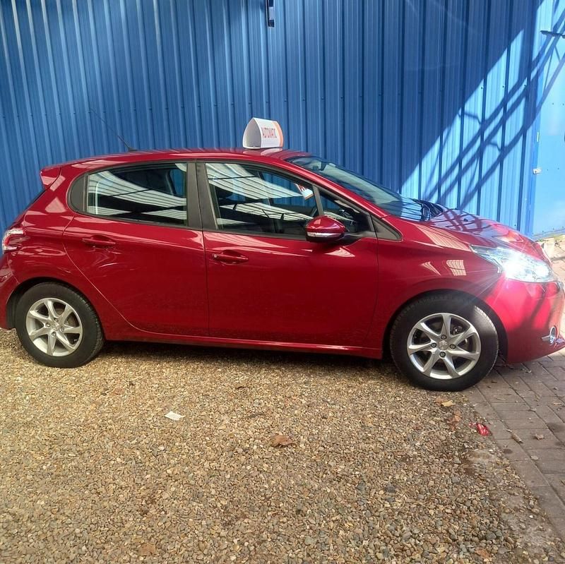 Used Peugeot 208 Active 70 HP (51 kW) 2013 Red Hatchback