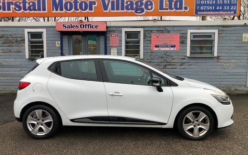 Used Renault Clio IV Dynamique 90 HP (66 kW) 2016 White Hatchback