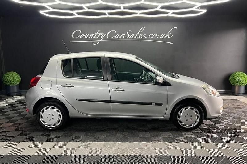 Used Renault Clio II Expression 2009 Silver Hatchback