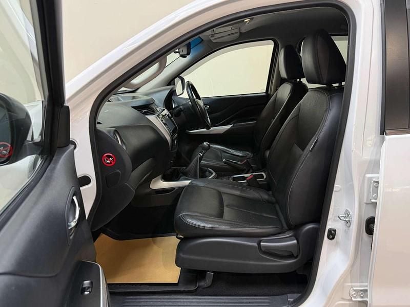 Used Nissan Navara Tekna 2016 White Pickup