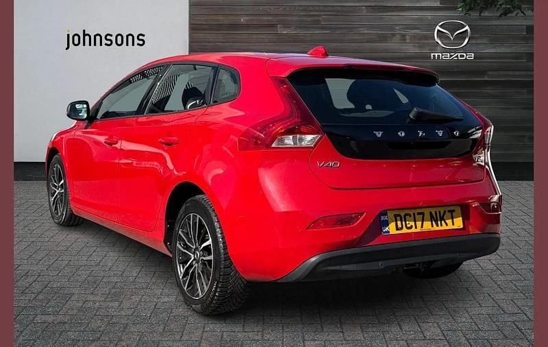 Used Volvo V40 Momentum 120 HP (88 kW) 2017 Red Hatchback