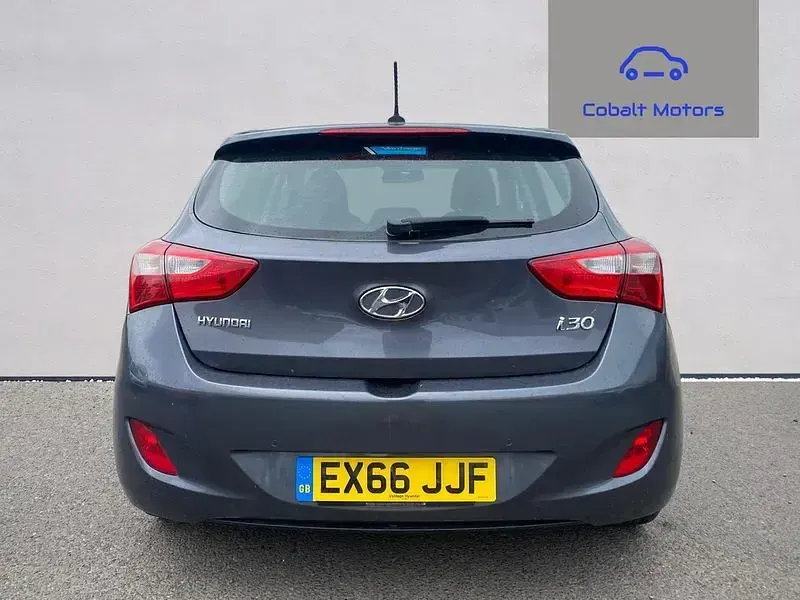 Used Hyundai i30 SE 100 HP (73 kW) 2016 Pepper grey Hatchback