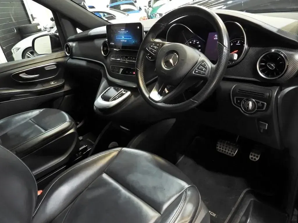 Usado Mercedes V300 AMG line 237 HP (174 kW) 2023 Preto Monovolume