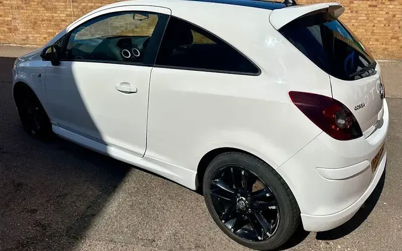 Used Vauxhall Corsa Edition 86 HP (63 kW) 2014 White Hatchback