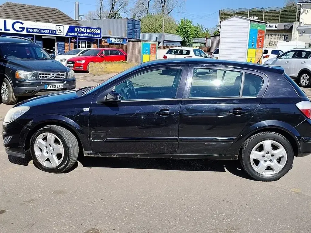 Second-hand Vauxhall Astra 90 CP (66 kW) 2007 Negru Hatchback