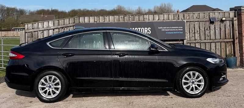 Usado Ford Mondeo Zetec 150 HP (110 kW) 2018 Preto Citadino