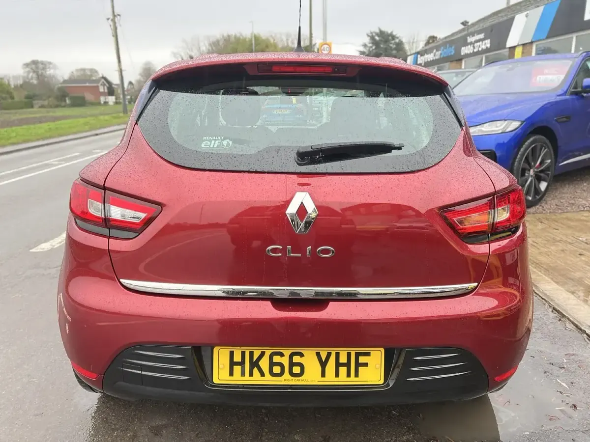 Used Renault Clio IV Dynamique 75 HP (55 kW) 2016 Red Hatchback