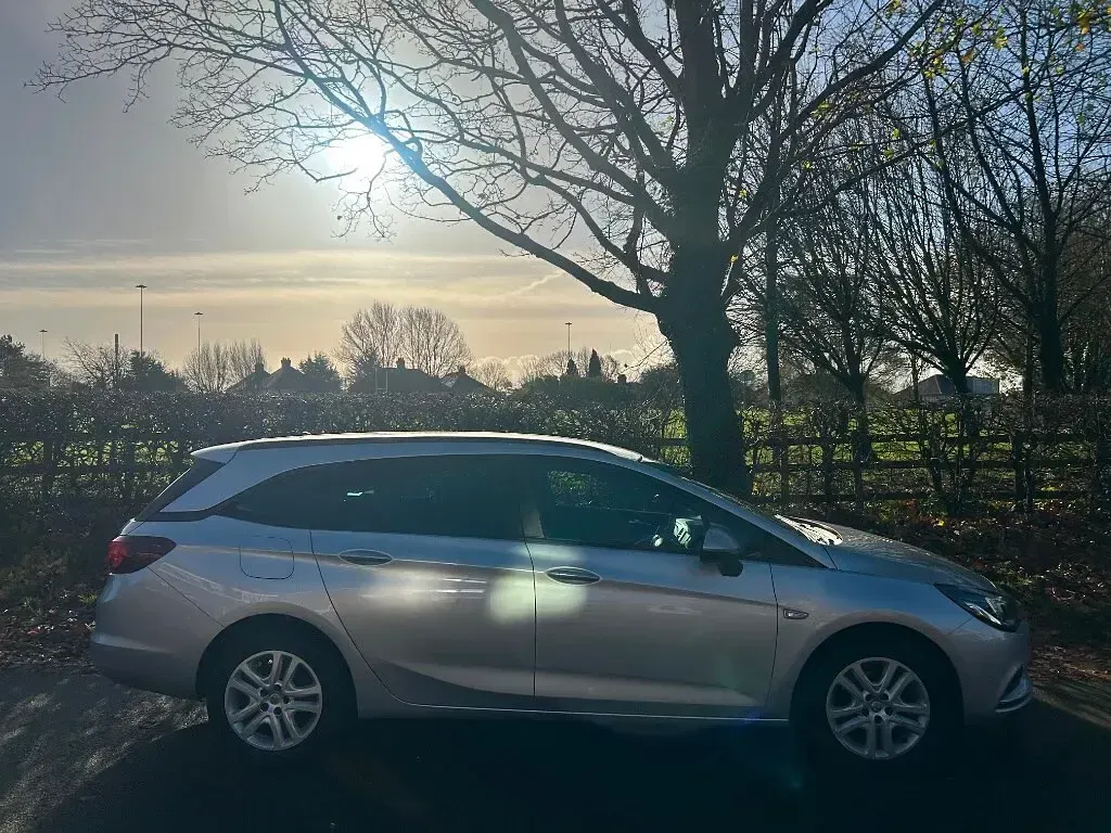 Used Vauxhall Astra Design Edition 105 HP (77 kW) 2019 Silver Estate