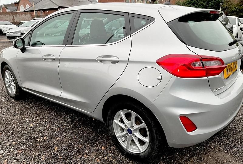Used Ford Fiesta Zetec 70 HP (51 kW) 2018 Silver Hatchback