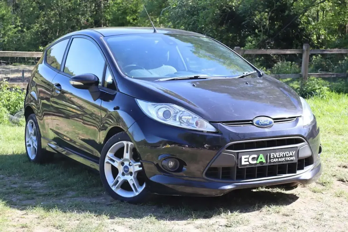 Usado Ford Fiesta Zetec 95 HP (69 kW) 2012 Preto Citadino