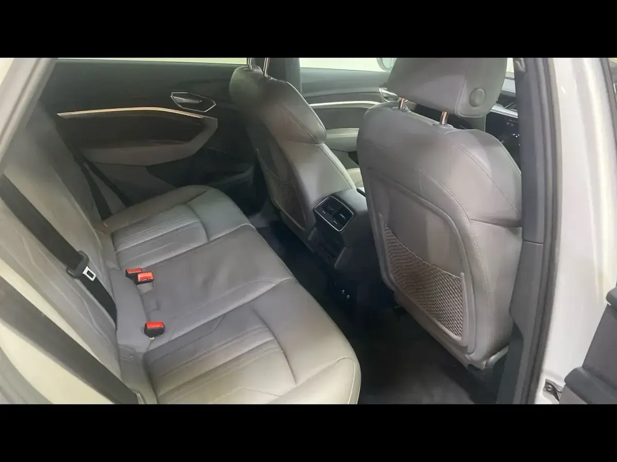 Usado Audi e-tron Black Edition 300 kW (408 CV) 2023 Blanco SUV