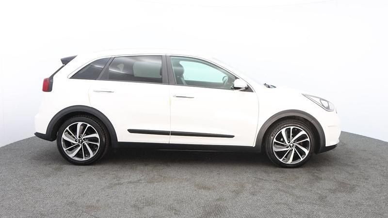 White Used 2017 Kia Niro 3 SUV | £12,499 (Good price) - Image 1/4