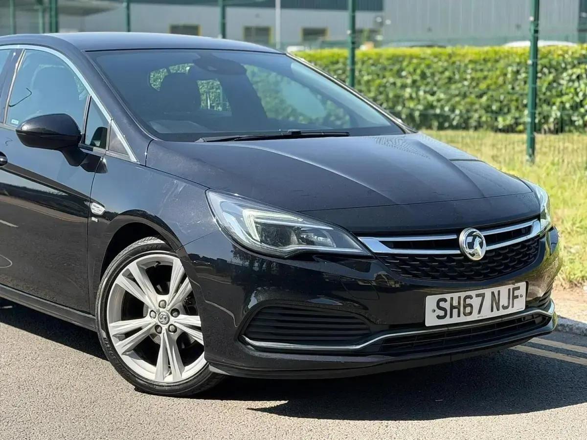 Used Vauxhall Astra SRi 110 HP (80 kW) 2017 Black Hatchback