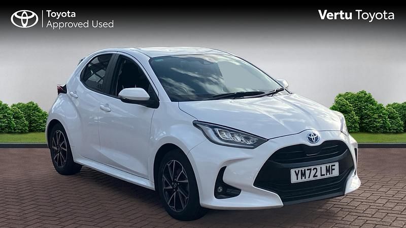 Used Toyota Yaris Hybrid Design 116 HP (85 kW) 2023 White Hatchback