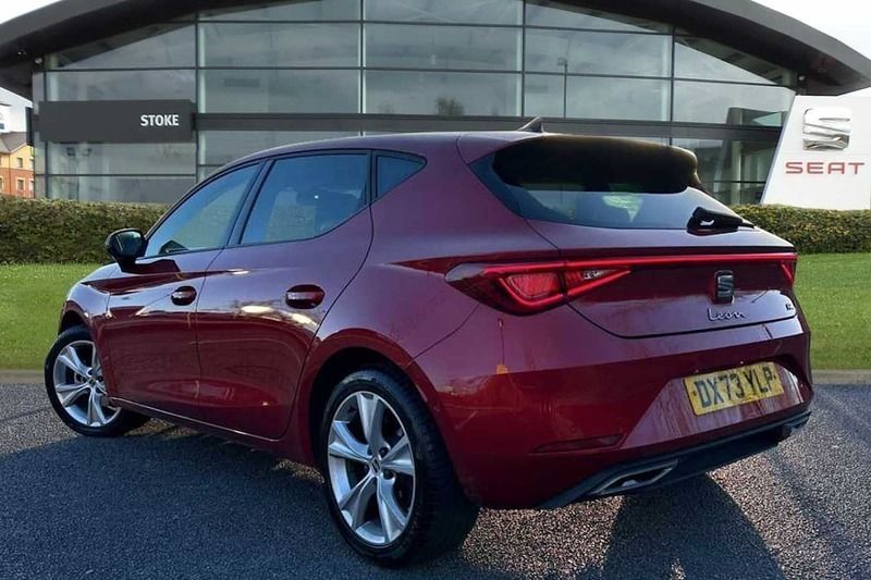 Begagnad Seat Leon FR 150 HK (110 kW) 2023 Röd Halvkombi