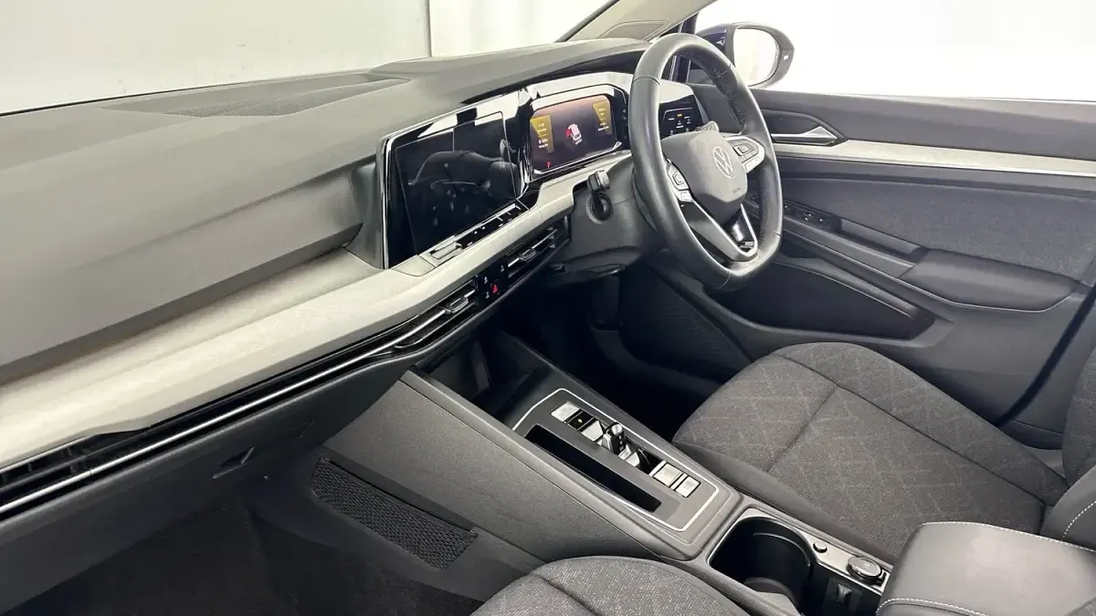Used VW Golf VIII Life 110 HP (80 kW) 2023 Blue Estate