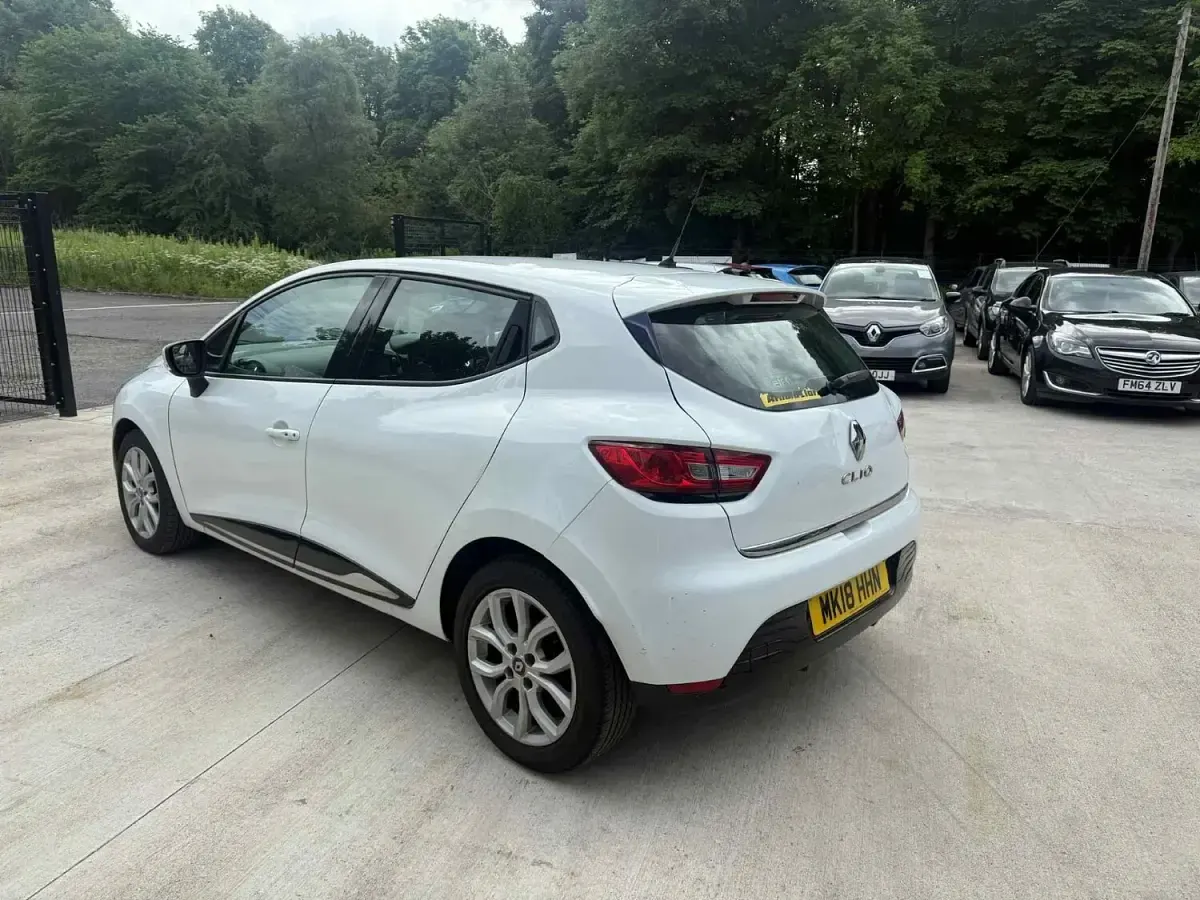 Used Renault Clio IV Dynamique 90 HP (66 kW) 2018 White Hatchback