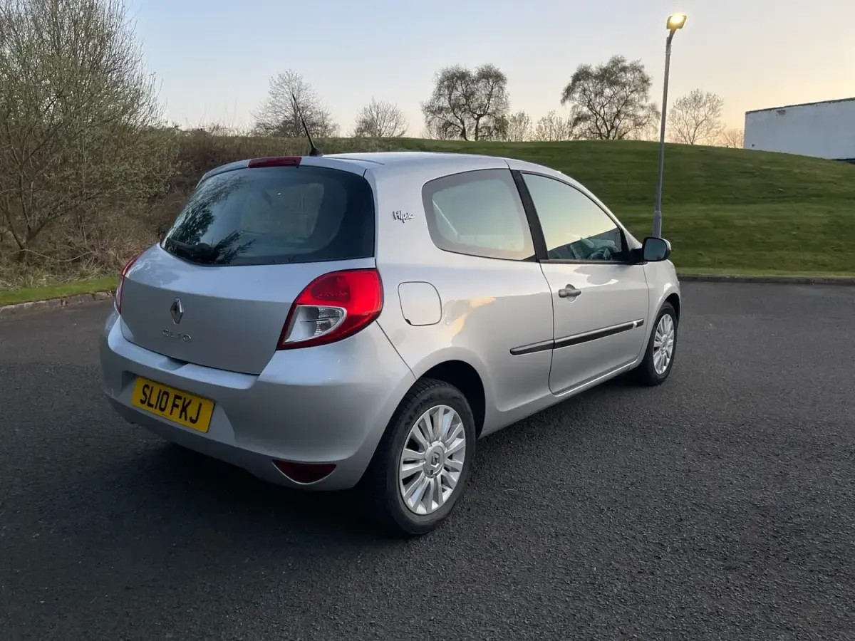 Usado Renault Clio II 2010 Prateado Citadino