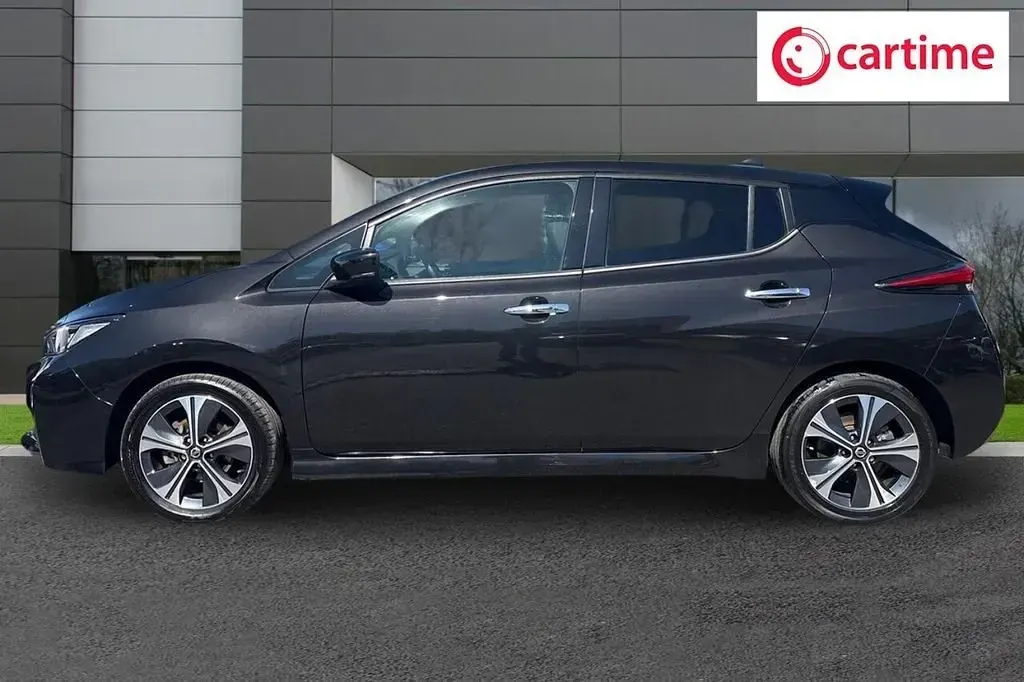 Begagnad Nissan Leaf Tekna 110 kW (150 HK) 2022 Svart Halvkombi