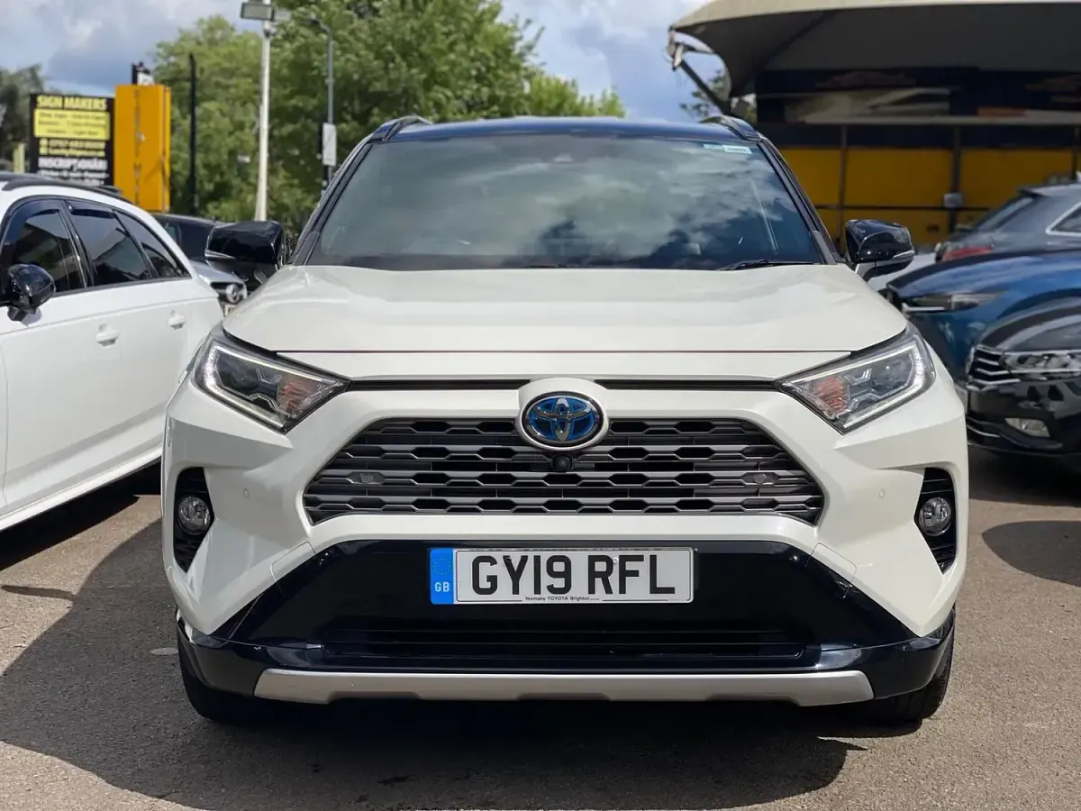 Used Toyota RAV4 218 HP (160 kW) 2019 White/black SUV