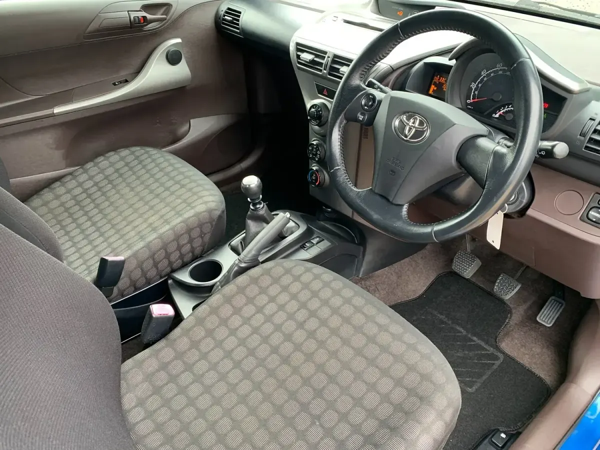 Used Toyota iQ 70 HP (51 kW) 2010 Blue Hatchback