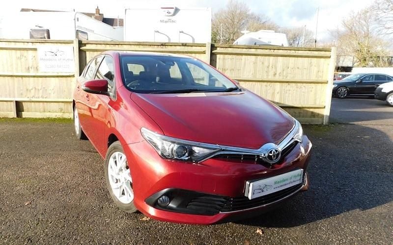 Red Used 2016 Toyota Auris Business Edition Hatchback | £8,495 (Fair price) - Image 1/4