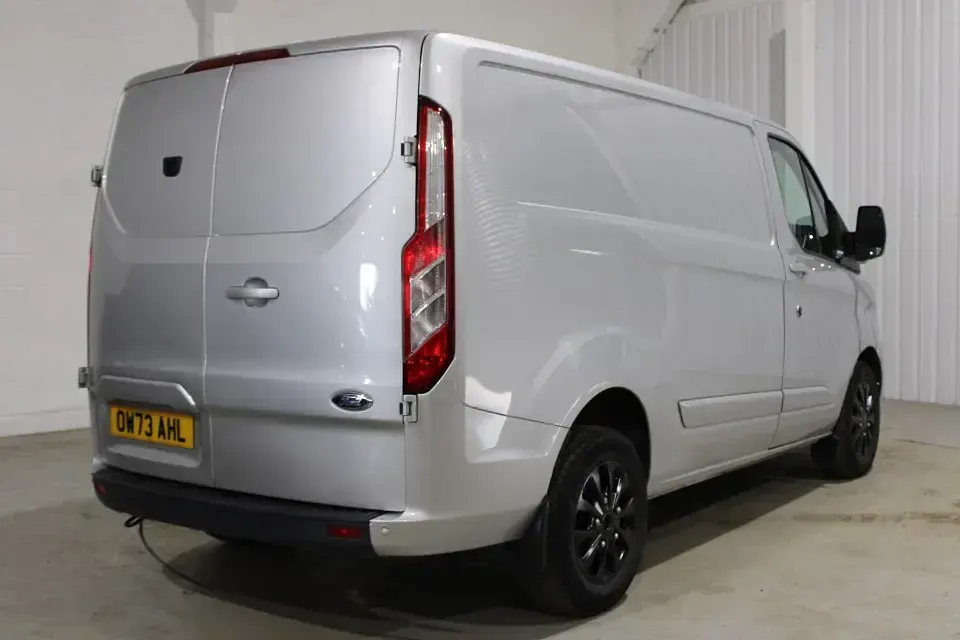 Begagnad Ford Transit Custom Limited 170 HK (125 kW) 2023 Silver Van