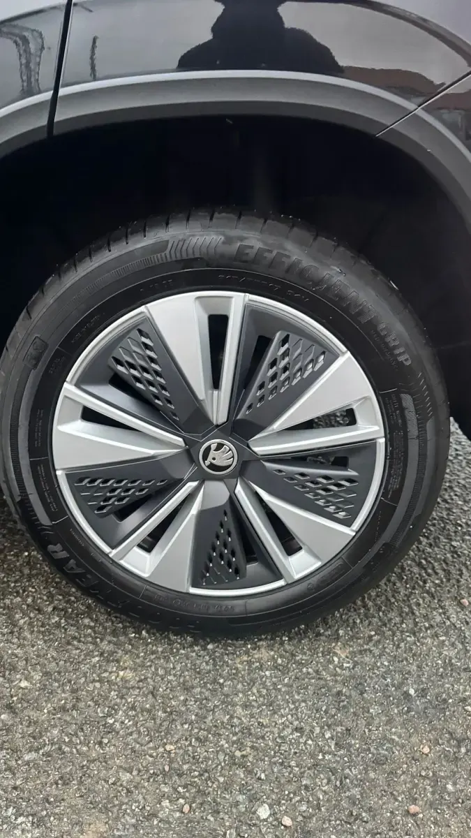 Usado Skoda Karoq SE Drive 114 HP (83 kW) 2023 Preto SUV