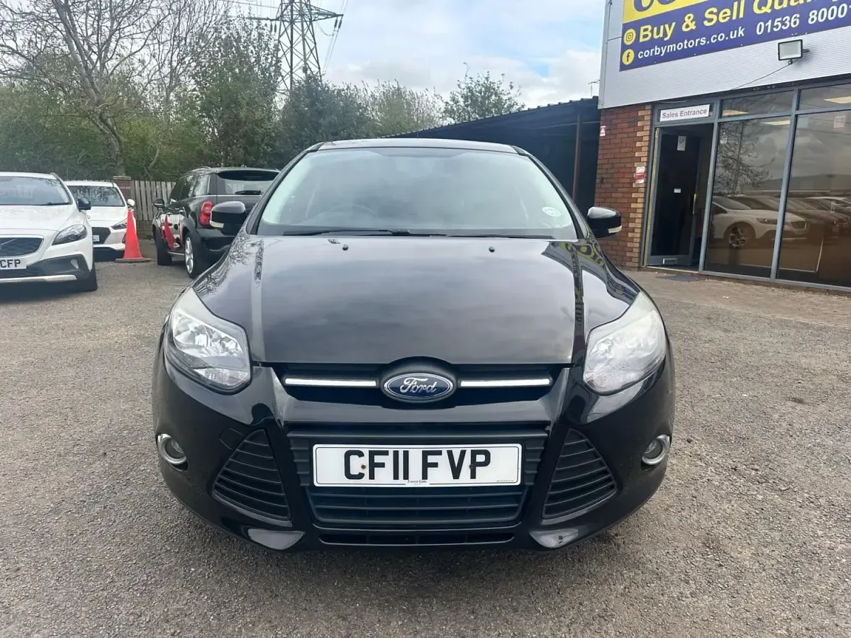 Begagnad Ford Focus Zetec 125 HK (91 kW) 2011 Svart Halvkombi