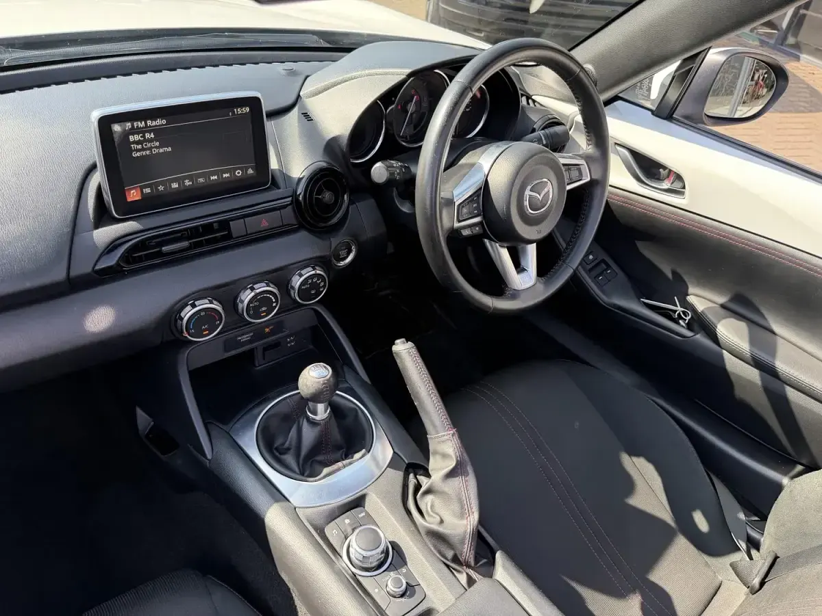 Used Mazda MX5 131 HP (96 kW) 2016 White Cabriolet