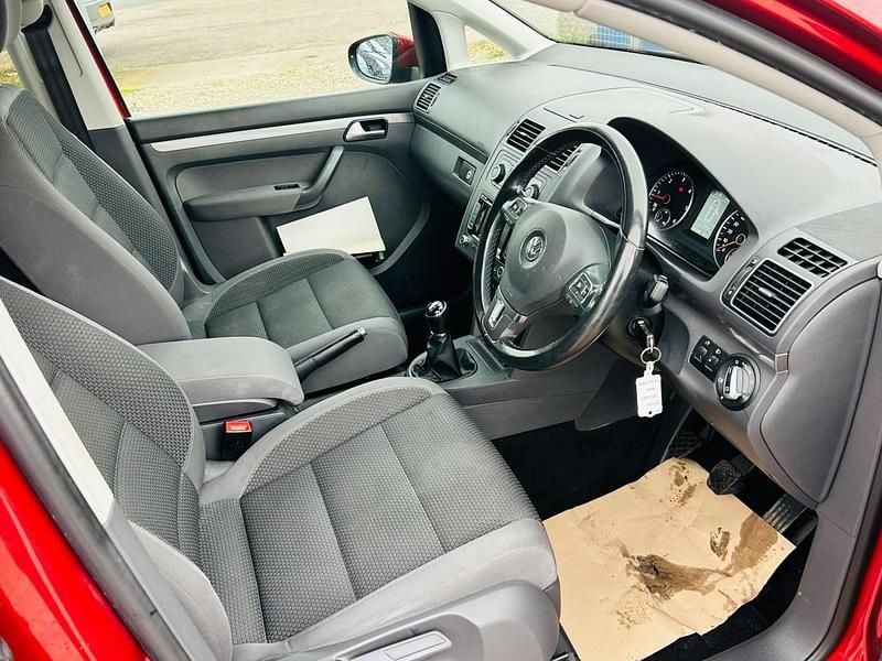 Used VW Touran SE 140 HP (102 kW) 2014 Red MPV