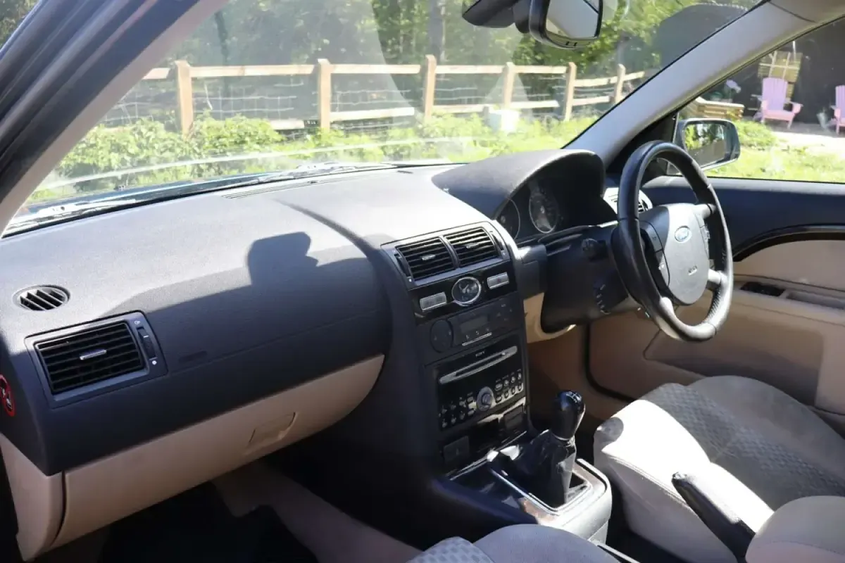 Usata Ford Mondeo Ghia 145 CV (106 kW) 2006 Blu Utilitaria