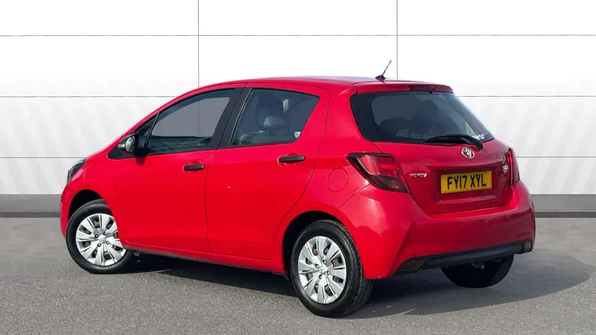 Used Toyota Yaris Active 69 HP (50 kW) 2016 Red Hatchback