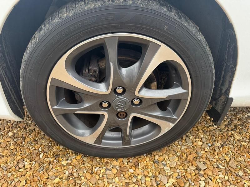 Used Toyota Yaris Multidrive S 2013 White Hatchback