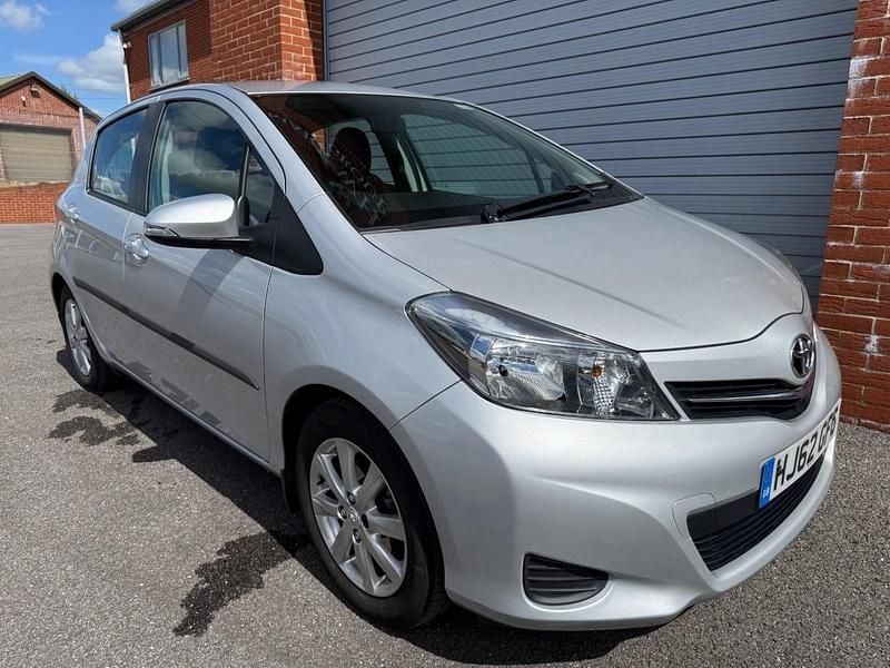 Used Toyota Yaris Multidrive S 101 HP (74 kW) 2012 Silver Hatchback