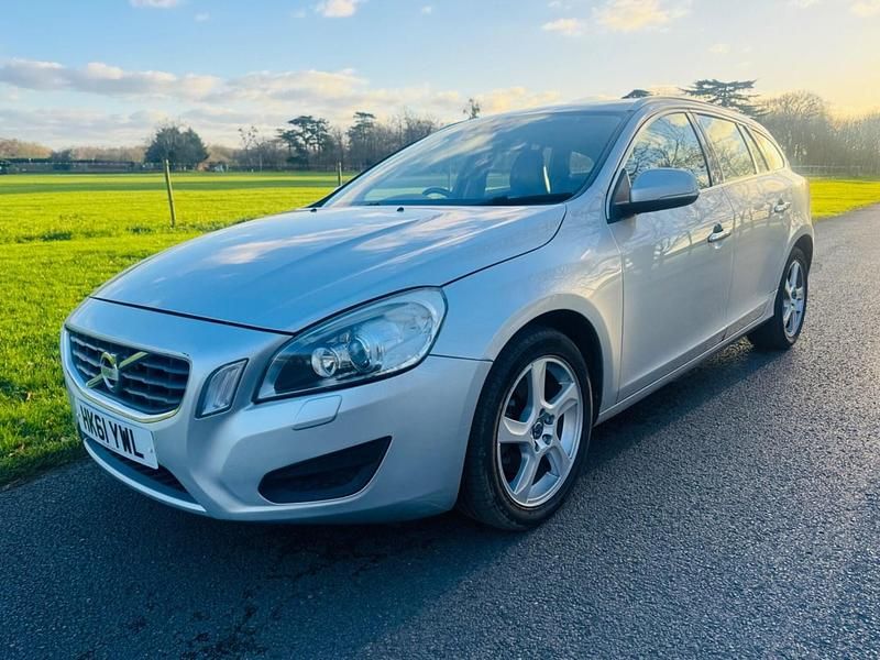 Used Volvo V60 SE Lux 180 HP (132 kW) 2022 Silver Estate