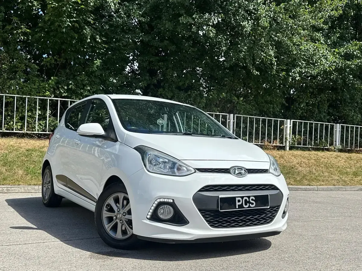 Used Hyundai i10 Premium 67 HP (49 kW) 2016 White Hatchback