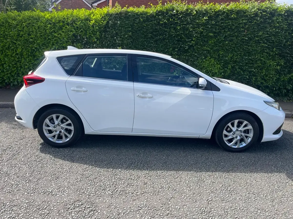 Used Toyota Auris Business Edition 112 HP (82 kW) 2017 White Hatchback