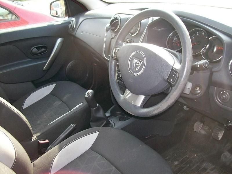 Used Dacia Sandero Lauréate 90 HP (66 kW) 2015 Red Hatchback