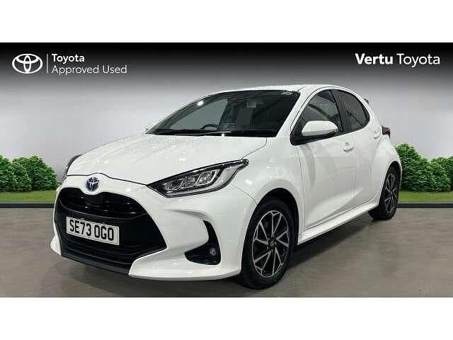 Used Toyota Yaris Hybrid Design 116 HP (85 kW) 2023 White Hatchback
