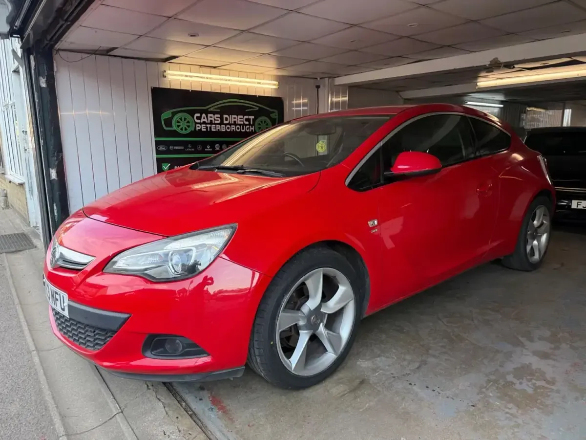Begagnad Vauxhall Astra GTC SRi 2013 Röd Halvkombi