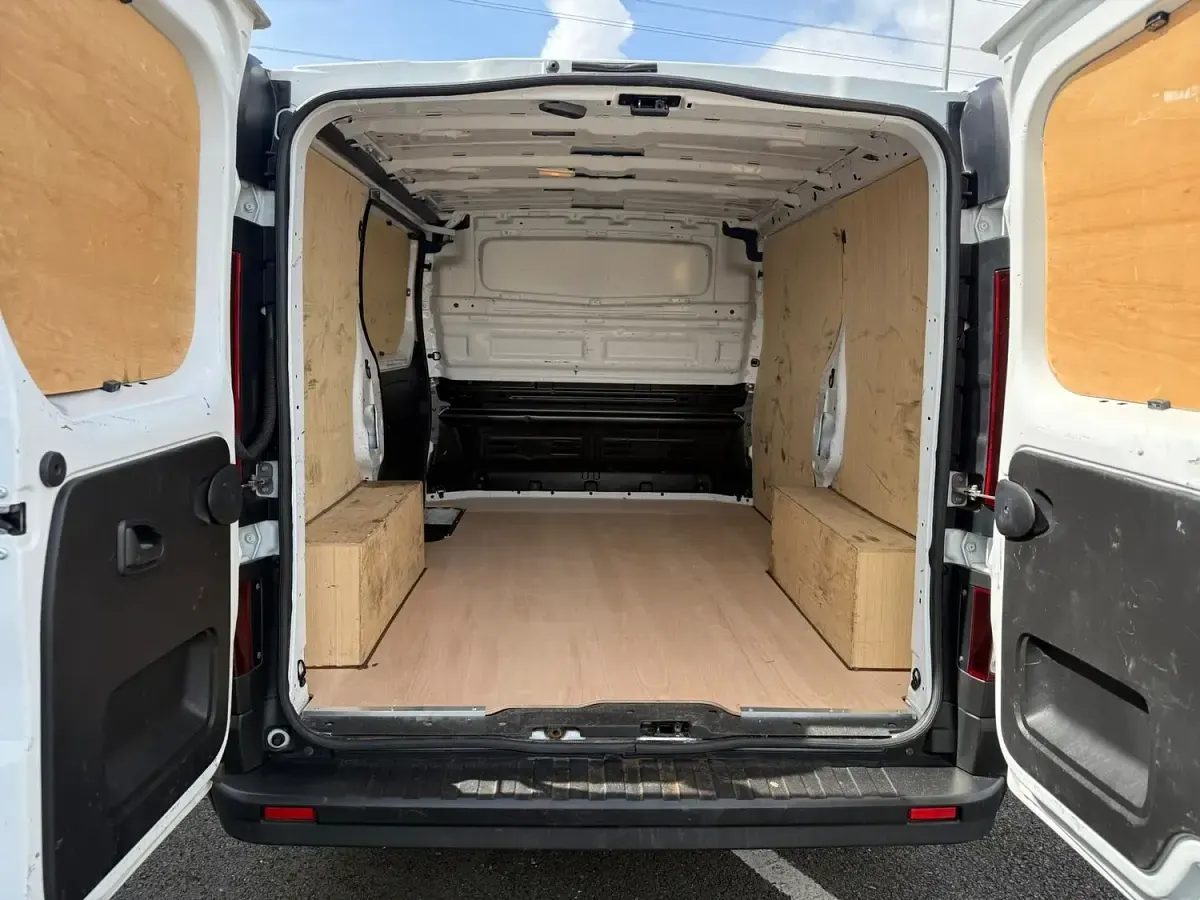 Used Renault Trafic 2023 Glacier white MPV
