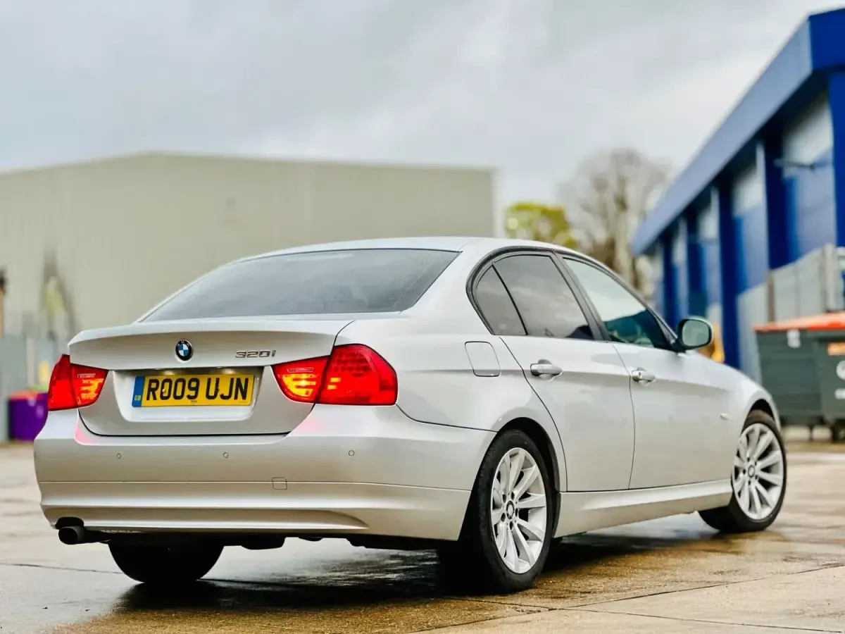 Usado BMW 320 170 CV (125 kW) 2009 Plateado Berlina