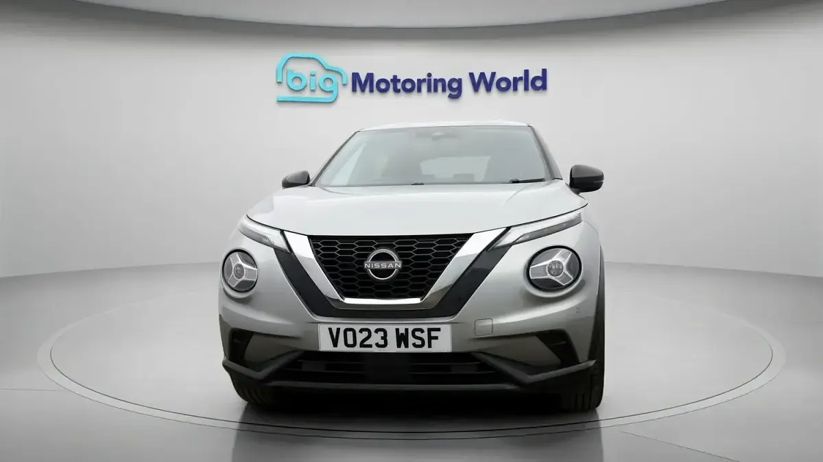 Usado Nissan Juke N-Connecta 114 HP (83 kW) 2023 Prateado SUV