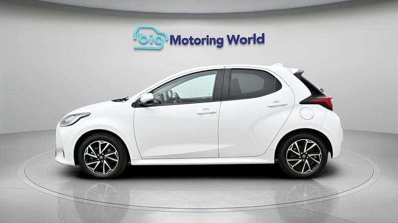 Used Toyota Yaris Hybrid Design 116 HP (85 kW) 2022 White Hatchback