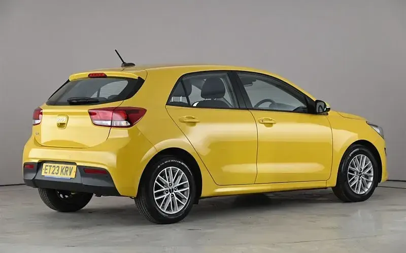 Usado Kia Rio 84 HP (61 kW) 2022 Amarelo Citadino
