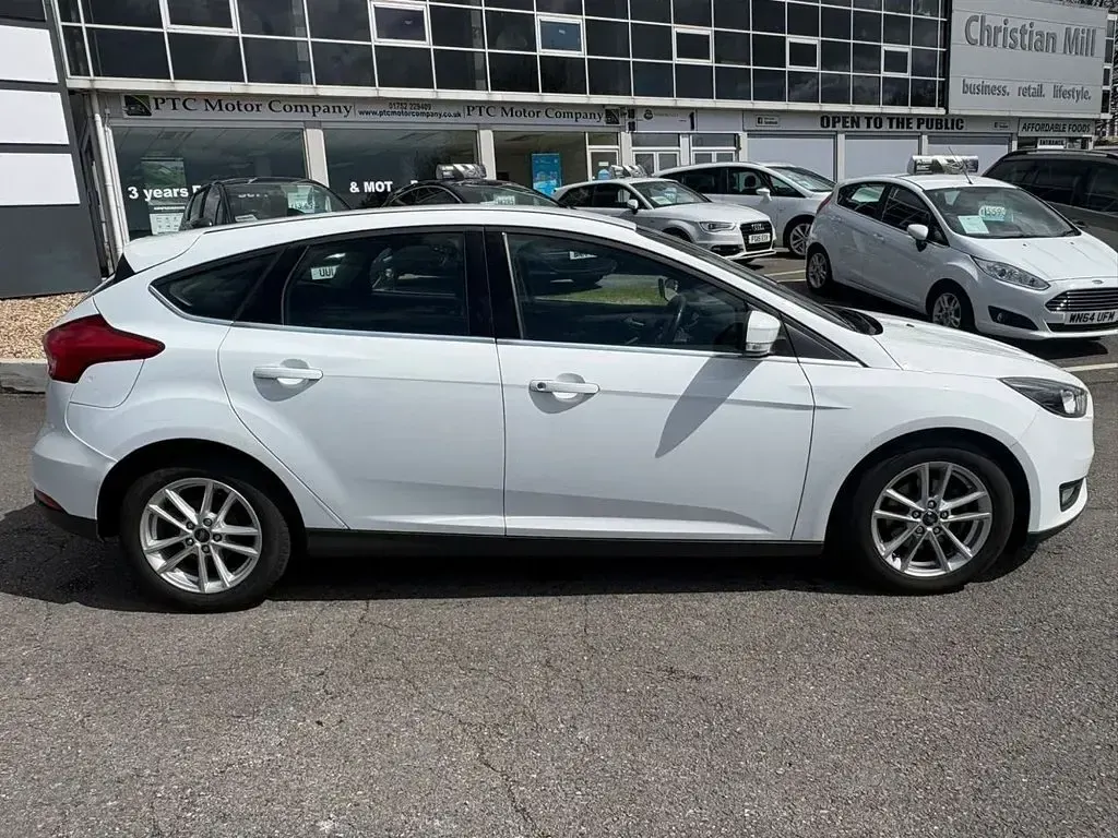 Used Ford Focus Zetec 120 HP (88 kW) 2016 White Hatchback