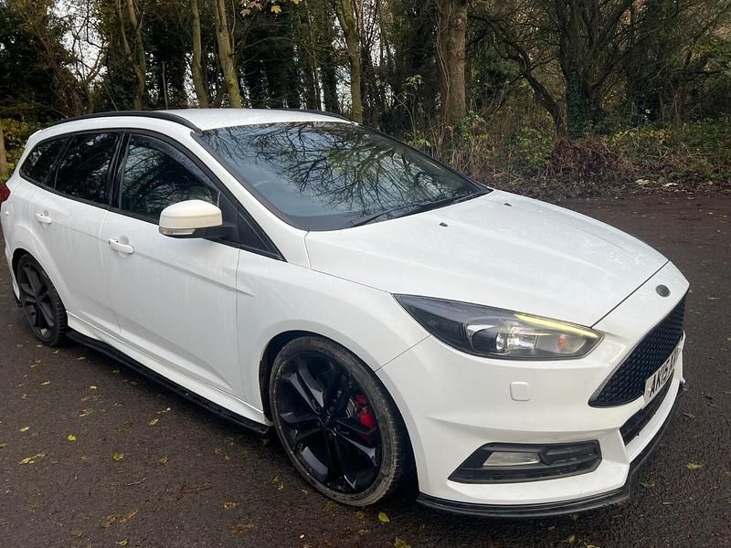Używany Ford Focus ST 185 KM (136 kW) 2015 Biały Kombi