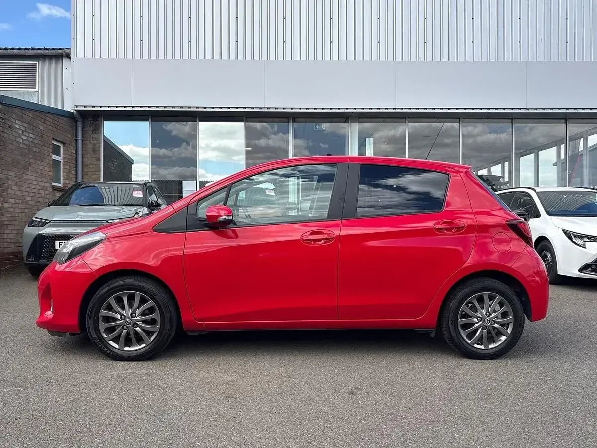 Used Toyota Yaris Multidrive S 99 HP (72 kW) 2016 Red Hatchback