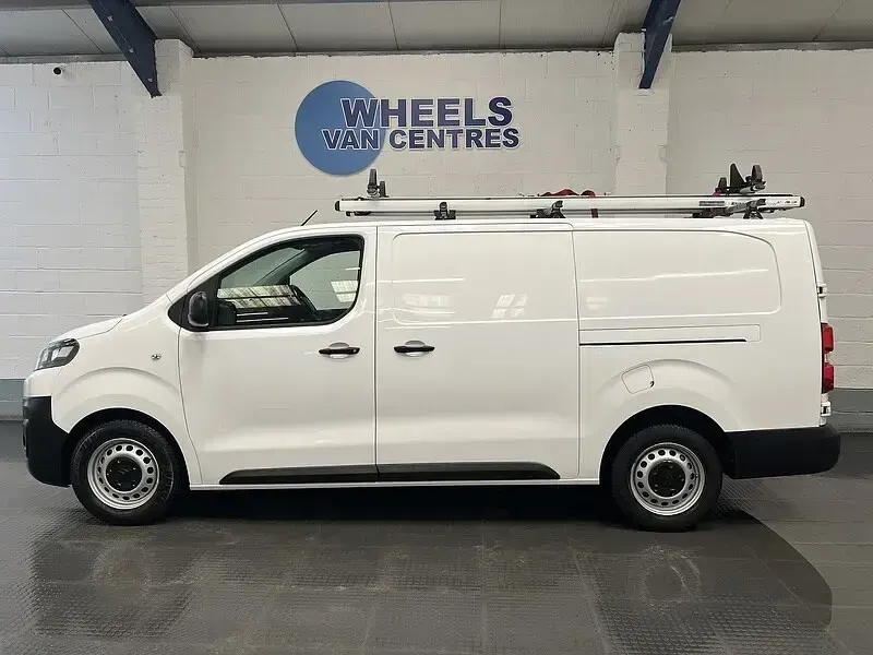 Used Citroën Dispatch 100 HP (73 kW) 2019 White MPV